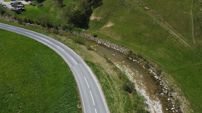 Personenrettung: Motorradlenker bei Verkehrsunfall in Altm�nster in Bachbett der Aurach geschleudert