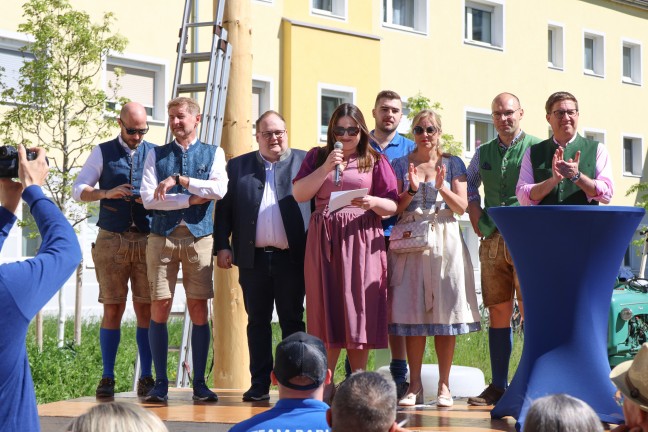 Maibaumfest in Wels-Vogelweide: B�rgermeister Rabl (FP�) mit Zukunftsversprechen vor gro�em Publikum