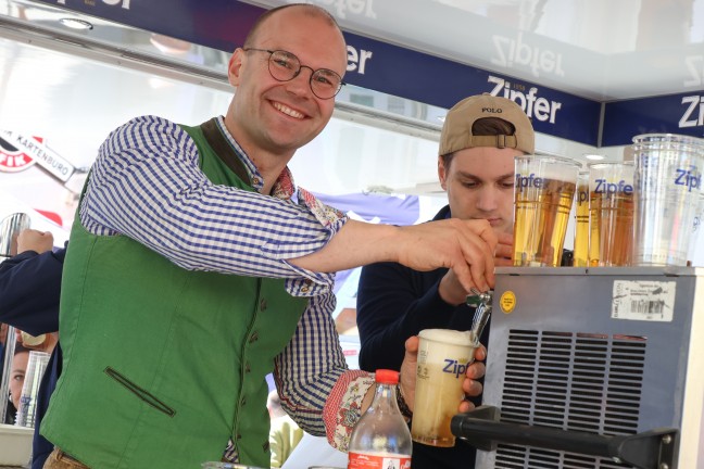 Maibaumfest in Wels-Vogelweide: B�rgermeister Rabl (FP�) mit Zukunftsversprechen vor gro�em Publikum