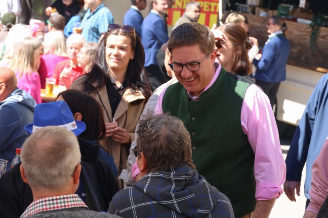 Maibaumfest in Wels-Vogelweide: B�rgermeister Rabl (FP�) mit Zukunftsversprechen vor gro�em Publikum