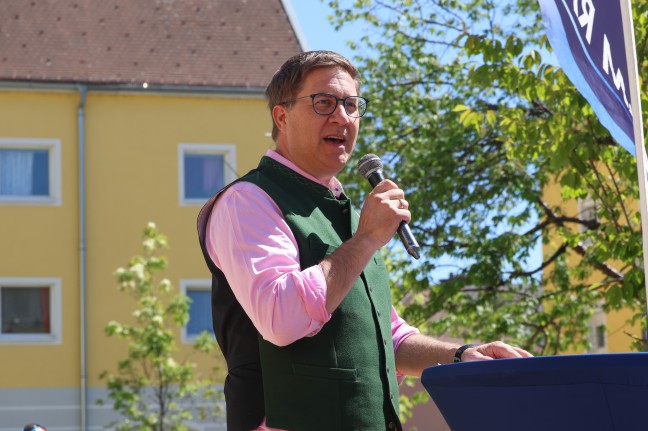 Maibaumfest in Wels-Vogelweide: B�rgermeister Rabl (FP�) mit Zukunftsversprechen vor gro�em Publikum
