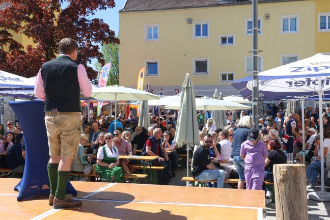 Maibaumfest in Wels-Vogelweide: B�rgermeister Rabl (FP�) mit Zukunftsversprechen vor gro�em Publikum
