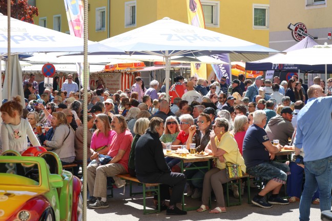 Maibaumfest in Wels-Vogelweide: B�rgermeister Rabl (FP�) mit Zukunftsversprechen vor gro�em Publikum