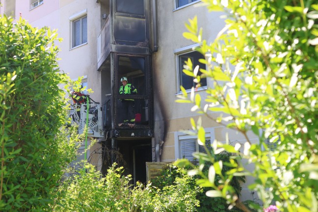 Brand einer Terrasse: Feuer in einer Wohnanlage in Enns sorgte f�r gr��eren Einsatz