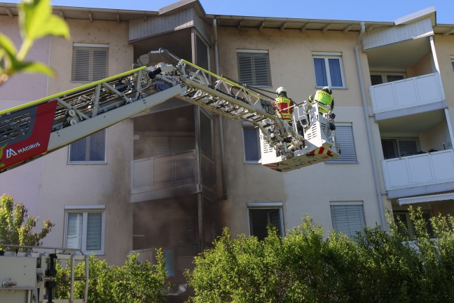Brand einer Terrasse: Feuer in einer Wohnanlage in Enns sorgte f�r gr��eren Einsatz