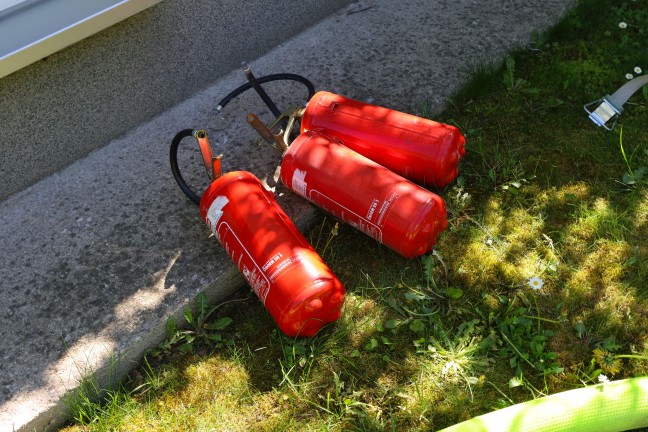 Brand einer Terrasse: Feuer in einer Wohnanlage in Enns sorgte f�r gr��eren Einsatz