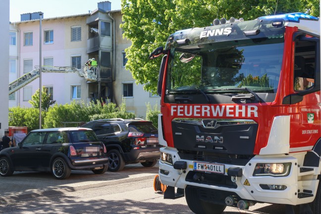 Brand einer Terrasse: Feuer in einer Wohnanlage in Enns sorgte f�r gr��eren Einsatz