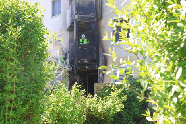 Brand einer Terrasse: Feuer in einer Wohnanlage in Enns sorgte f�r gr��eren Einsatz