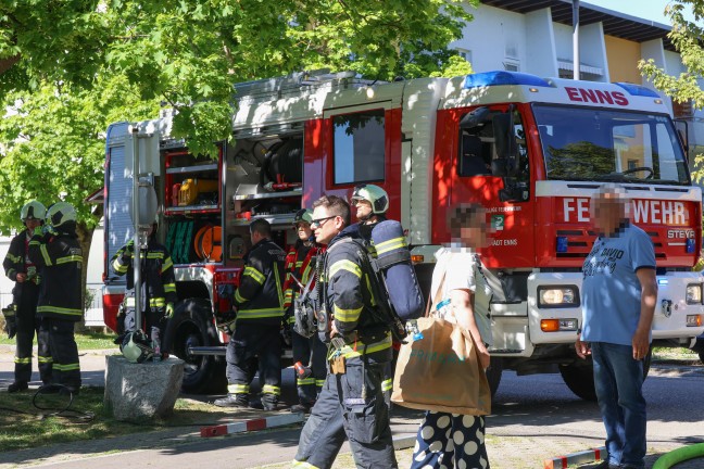 Brand einer Terrasse: Feuer in einer Wohnanlage in Enns sorgte f�r gr��eren Einsatz