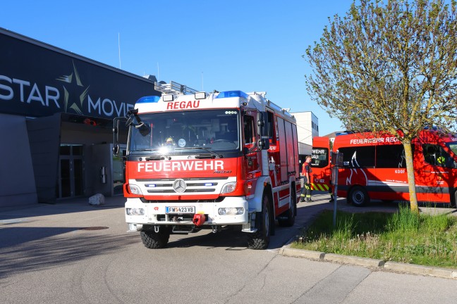Kino evakuiert: Drei Feuerwehren, Rettung und Polizei bei Brand in Regau im Einsatz