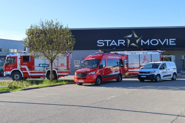 Kino evakuiert: Drei Feuerwehren, Rettung und Polizei bei Brand in Regau im Einsatz