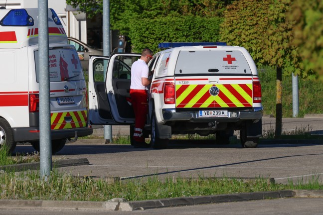 Kino evakuiert: Drei Feuerwehren, Rettung und Polizei bei Brand in Regau im Einsatz