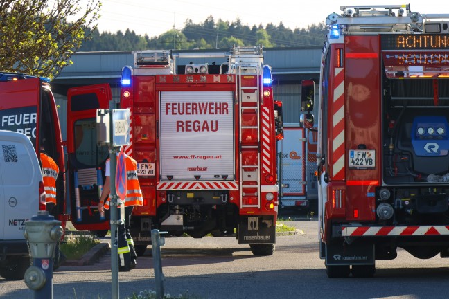Kino evakuiert: Drei Feuerwehren, Rettung und Polizei bei Brand in Regau im Einsatz