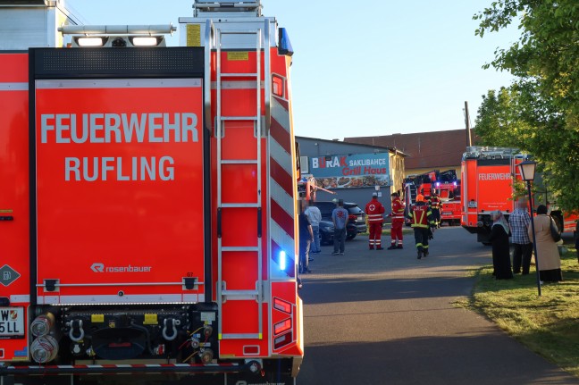 Brand im Grillrestaurant: Drei Feuerwehren l�schten Feuer in einer Gastrok�che in Leonding