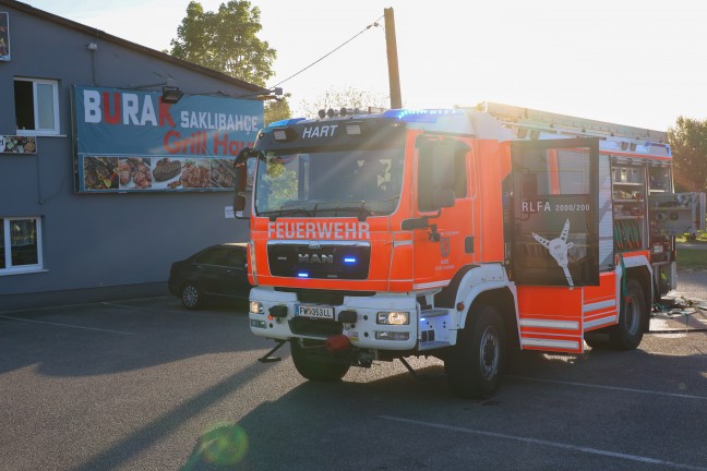 Brand im Grillrestaurant: Drei Feuerwehren l�schten Feuer in einer Gastrok�che in Leonding