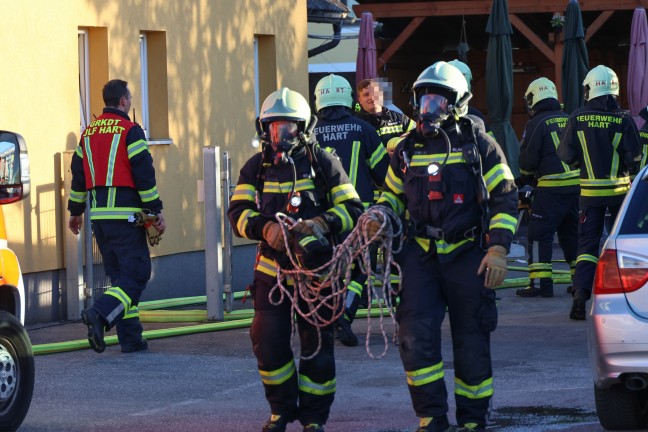 Brand im Grillrestaurant: Drei Feuerwehren l�schten Feuer in einer Gastrok�che in Leonding