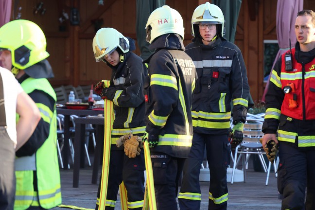 Brand im Grillrestaurant: Drei Feuerwehren l�schten Feuer in einer Gastrok�che in Leonding
