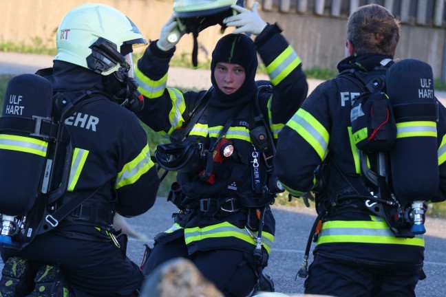 Brand im Grillrestaurant: Drei Feuerwehren l�schten Feuer in einer Gastrok�che in Leonding