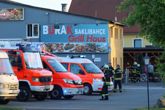 Brand im Grillrestaurant: Drei Feuerwehren l�schten Feuer in einer Gastrok�che in Leonding