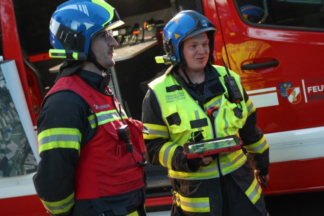 Verd�chtige Reifenspuren: Gr��erer Einsatz der Feuerwehr bei vermutetem Waldbrand in Stadl-Paura