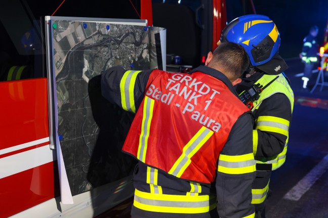 Verd�chtige Reifenspuren: Gr��erer Einsatz der Feuerwehr bei vermutetem Waldbrand in Stadl-Paura