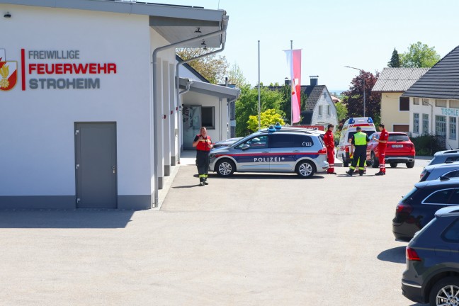Gro�angelegte Personensuche nach Unfalllenker nach n�chtlichem Verkehrsunfall in Stroheim