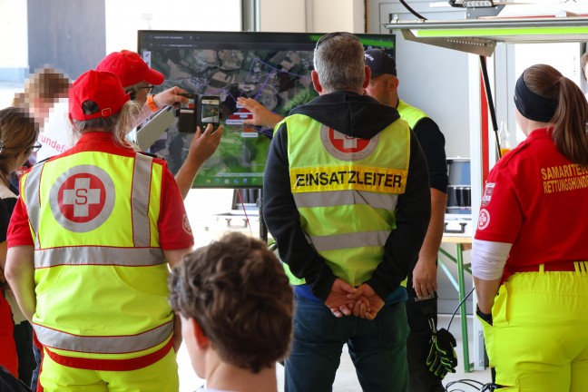 Gro�angelegte Personensuche nach Unfalllenker nach n�chtlichem Verkehrsunfall in Stroheim