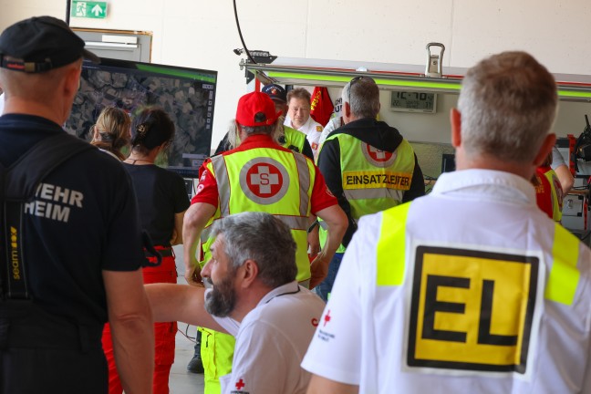 Gro�angelegte Personensuche nach Unfalllenker nach n�chtlichem Verkehrsunfall in Stroheim