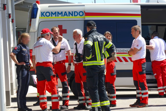 Gro�angelegte Personensuche nach Unfalllenker nach n�chtlichem Verkehrsunfall in Stroheim