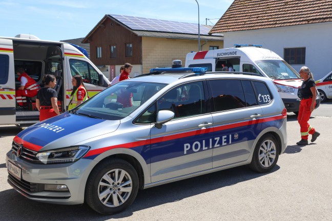 Gro�angelegte Personensuche nach Unfalllenker nach n�chtlichem Verkehrsunfall in Stroheim