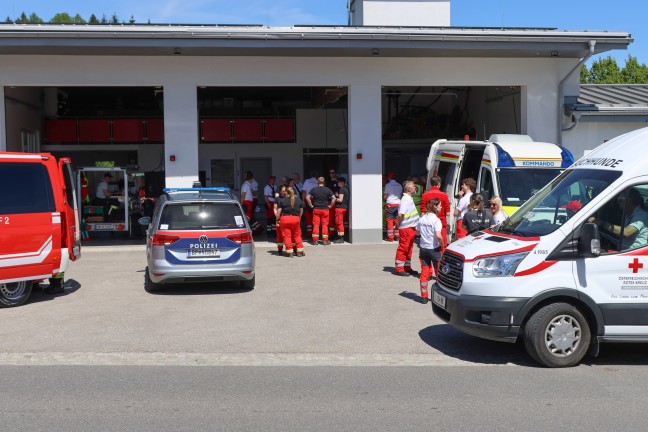 Gro�angelegte Personensuche nach Unfalllenker nach n�chtlichem Verkehrsunfall in Stroheim