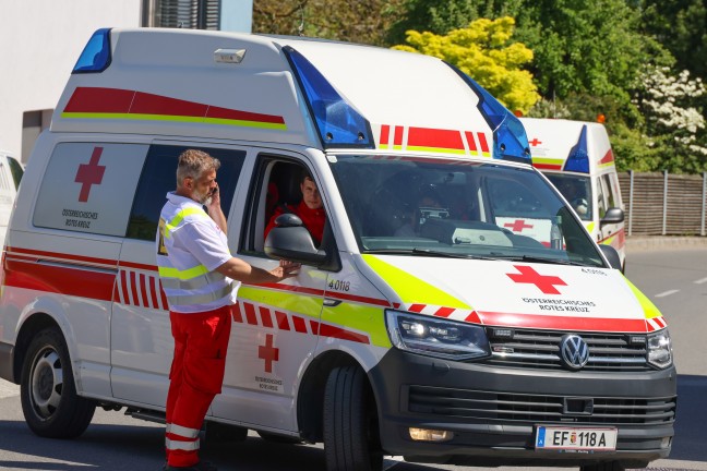 Gro�angelegte Personensuche nach Unfalllenker nach n�chtlichem Verkehrsunfall in Stroheim