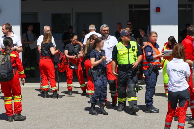 Gro�angelegte Personensuche nach Unfalllenker nach n�chtlichem Verkehrsunfall in Stroheim