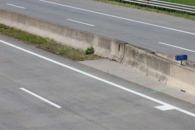 Notarzthubschraubereinsatz: Zwei Verletzte nach Auffahrunfall auf Westautobahn bei Vorchdorf