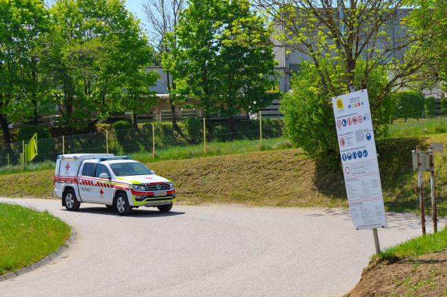 T�dlicher Arbeitsunfall: Person in Betonfertigteilwerk in Ohlsdorf von Betonelement erdr�ckt