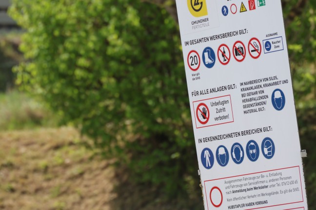 T�dlicher Arbeitsunfall: Person in Betonfertigteilwerk in Ohlsdorf von Betonelement erdr�ckt