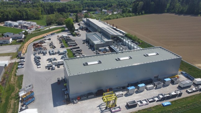 T�dlicher Arbeitsunfall: Person in Betonfertigteilwerk in Ohlsdorf von Betonelement erdr�ckt