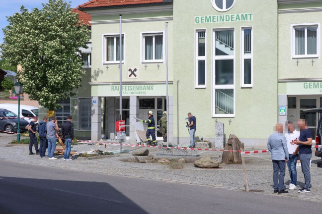 Bankomatsprengung: Bankfiliale in Neustift im M�hlkreis bei Sprengung eines Geldautomaten zerst�rt