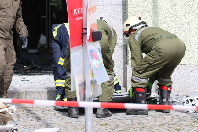 Bankomatsprengung: Bankfiliale in Neustift im M�hlkreis bei Sprengung eines Geldautomaten zerst�rt