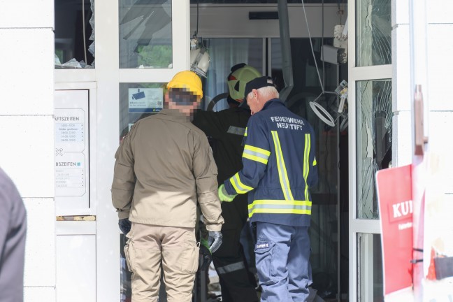 Bankomatsprengung: Bankfiliale in Neustift im M�hlkreis bei Sprengung eines Geldautomaten zerst�rt