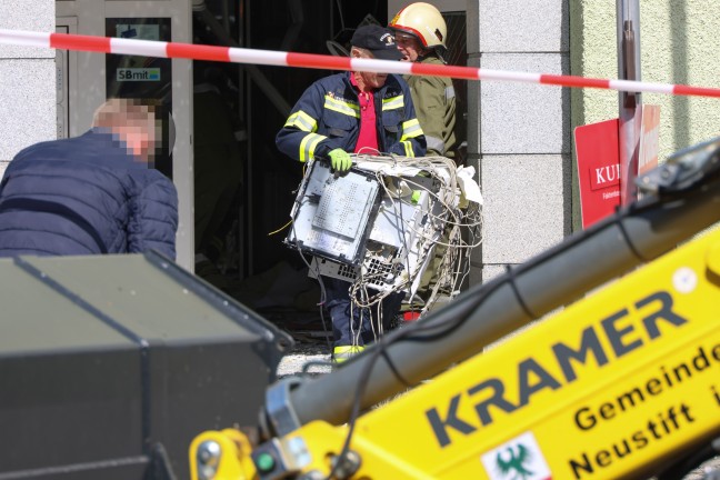 Bankomatsprengung: Bankfiliale in Neustift im M�hlkreis bei Sprengung eines Geldautomaten zerst�rt