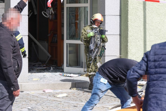 Bankomatsprengung: Bankfiliale in Neustift im M�hlkreis bei Sprengung eines Geldautomaten zerst�rt