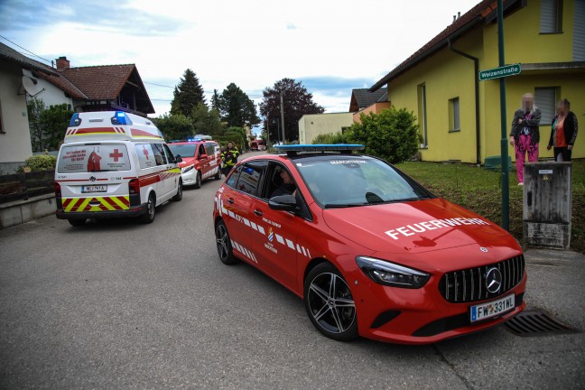 F�nf Feuerwehren, Rettung und Polizei bei Personenrettung aus einem Schacht in Oftering im Einsatz