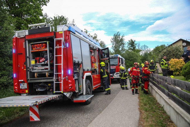 F�nf Feuerwehren, Rettung und Polizei bei Personenrettung aus einem Schacht in Oftering im Einsatz