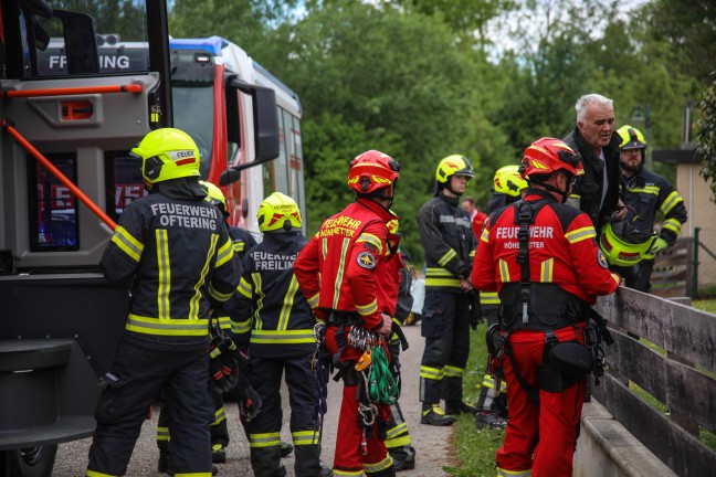 F�nf Feuerwehren, Rettung und Polizei bei Personenrettung aus einem Schacht in Oftering im Einsatz