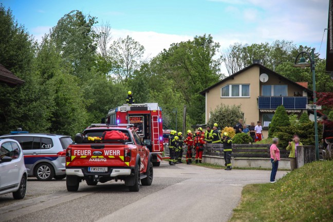 F�nf Feuerwehren, Rettung und Polizei bei Personenrettung aus einem Schacht in Oftering im Einsatz