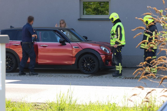 Kreuzungscrash zwischen zwei PKW in Steinerkirchen an der Traun endet glimpflich