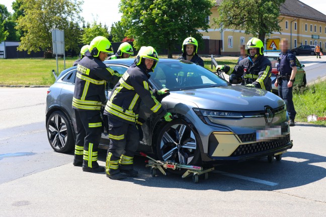 Kreuzungscrash zwischen zwei PKW in Steinerkirchen an der Traun endet glimpflich