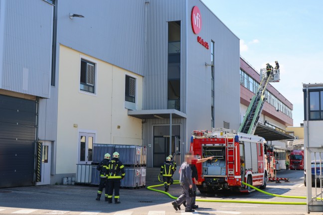 Einsatzkr�fte zweier Feuerwehren bei Brand bei einem Unternehmen in Wels-Vogelweide im Einsatz