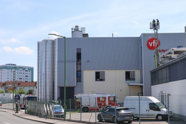 Einsatzkr�fte zweier Feuerwehren bei Brand bei einem Unternehmen in Wels-Vogelweide im Einsatz